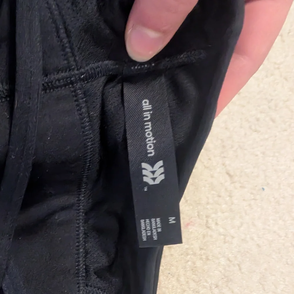 Women's Medium LIKE NEW All In Motion Black Strappy Sports Bra - Picture 7 of 7